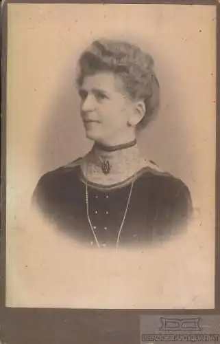 Portrait bürgerliche Dame mit Hochsteckfrisur und Kette, Fotografie. Fotobild