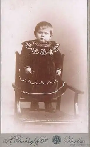 Fotografie Jandorf, Berlin - Portrait Kind im Kleid auf Stuhl... Fotograf 274925