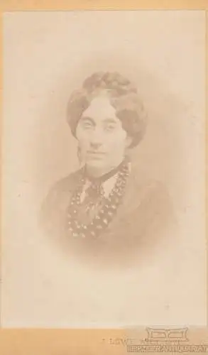 Portrait Caroline Andreis - Dame mit riesiger Perlenkette, Fotografie. Fotobild
