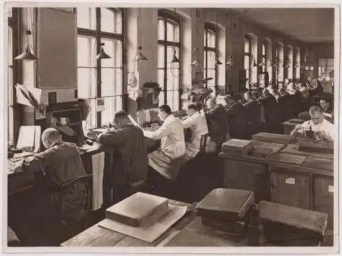 Fotografie Steindruckerei - Männer in der Lithografie-Werkstatt, Schweißweißfoto