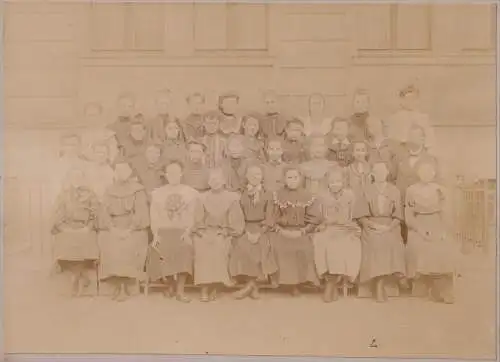 Fotografie: Gruppenbild Klassenfoto um 1900, Mädchen, Schulkasse, Mädchenschule