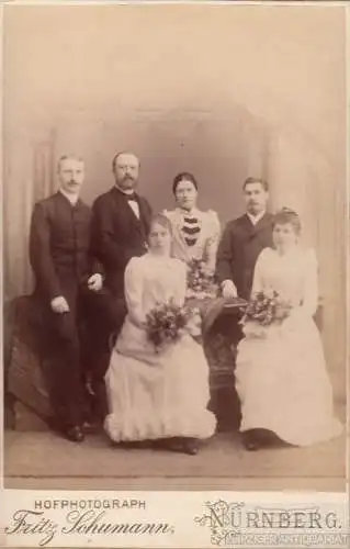 Portrait Bürgerliche Familie mit Blumensträußen, Fotografie. Fotobild