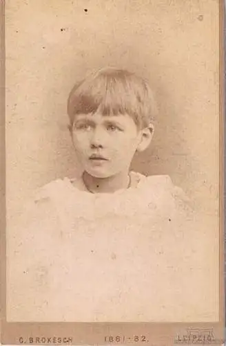 Fotografie Brokesch, Leipzig - Portrait Junges Kind. 1881-82, Fotografie