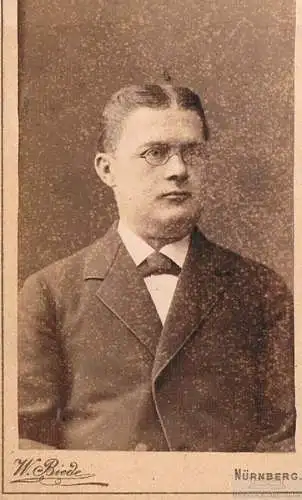 Fotografie W. Biede, Nürnberg - Portrait Herr mit Brille, Fotografie. Fotobild