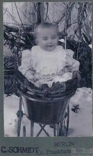 Fotografie Schmidt, Berlin - Portrait Kind im Kinderwagen, Fotografie. Fotobild