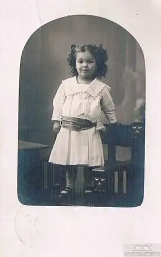 AK Kleines Mädchen in weißem Kleid. ca. 1909, Postkarte. Fotokarte, 1909