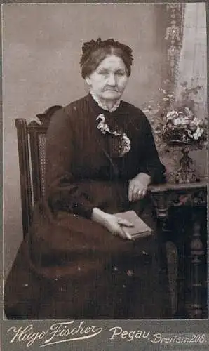 Fotografie Fischer, Pegau - Portrait Betagte Dame mit Buch, Fotografie. Fotobild