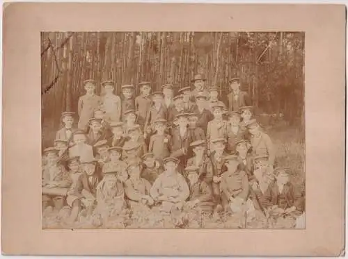 Fotografie: Gruppenbild um 1900, Jungen in Uniform im Wald, Schwarzweißfoto