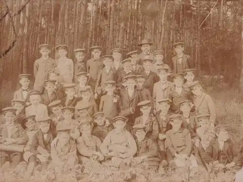 Fotografie: Gruppenbild um 1900, Jungen in Uniform im Wald, Schwarzweißfoto