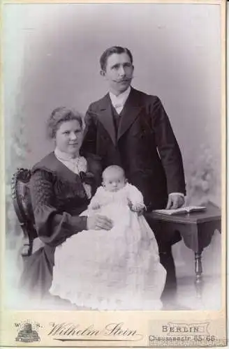 Fotografie Stein, Berlin - Portrait Familie Kind im Taufkleid, Fotografie