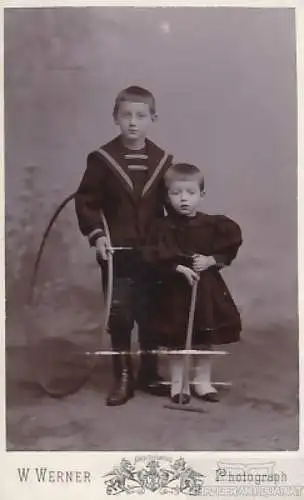 Portrait Junge und Mädchen mit Reifen (Geschwister), Fotografie. Fotobild