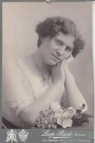 Fotografie Bude, Graz - Portrait Junges Fräulein mit Blumen, Fotografie. 1912