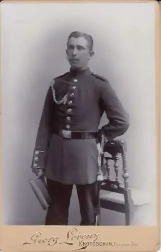 Fotografie:  Atelier Georg Lorenz, Portrait Mann in Uniform mit Mütze und Säbel