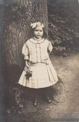 AK Mädchen mit Blumenstrauß an Baum lehnend, Postkarte. Fotokarte, ca. 1913