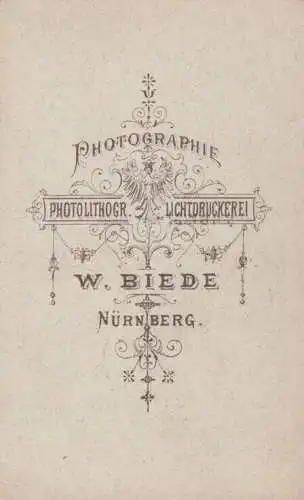 Fotografie W. Biede, Nürnberg - Porträt Dame mit Rüschenkragen, Fotografie