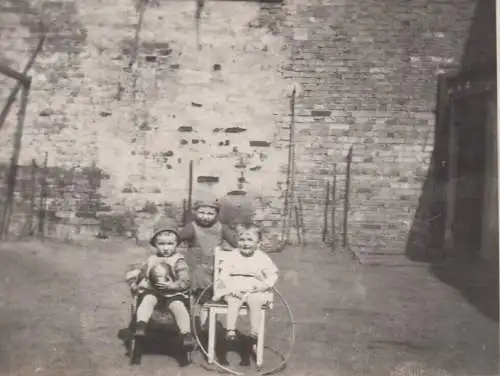 AK Drei Kinder mit Ball und Reifen, Postkarte. Fotokarte, gebraucht, gut