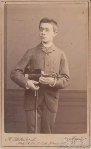 Portrait junger Bursche mit Violine und Nasenkneifer, Fotografie. Fotobild