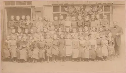 Fotografie: Gruppenbild Klassenfoto um 1900, Mädchen, Schulkasse, Fotobild