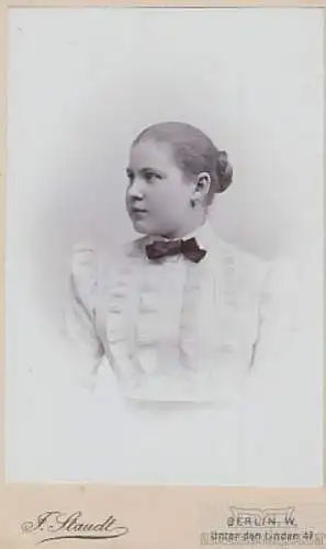 Portrait bürgerliche junge Dame mit Puffärmeln und Schleife, Fotografie