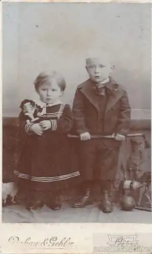 Portrait Zwei Kinder mit Spielzeug (Geschwister), Fotografie. Fotobild