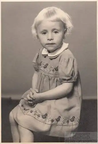 Portrait blondes Mädchen im Kleid, Fotografie. Fotobild, ca. 1962