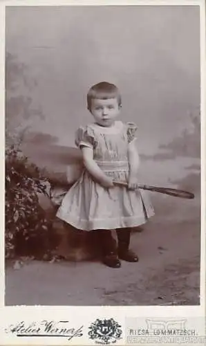 Portrait kleines Mädchen im Kleid mit kurzen Haaren und Schläger, Fotografie