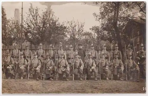 AK Feldpostkarte nach Weimar, Gruppenfoto Soldaten mit Bajonett, gelaufen