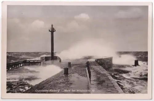 AK Ostseebad Kolberg - Mole bei Windstärke 10, Schöning & Co., Lübeck, Fotokarte