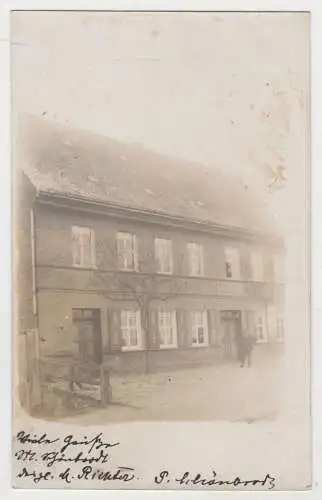 AK Bitterfeld - Mann vor einem Haus, Frau schaut zum Fenster raus, 1909, Foto