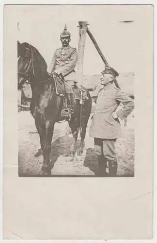 AK Kaiser Wilhelm II. in Uniform zu Pferde und Soldat, ungelaufen, Fotopostkarte