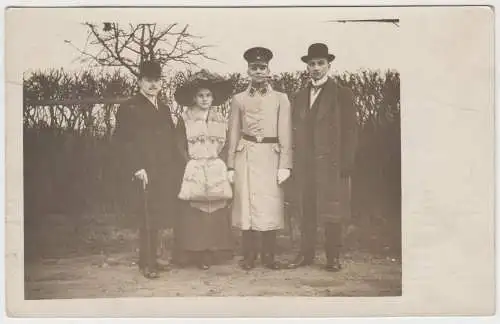 AK Soldat in Uniform 1. Weltkrieg mit Frau und 2 Männern, 1913, Fotopostkarte