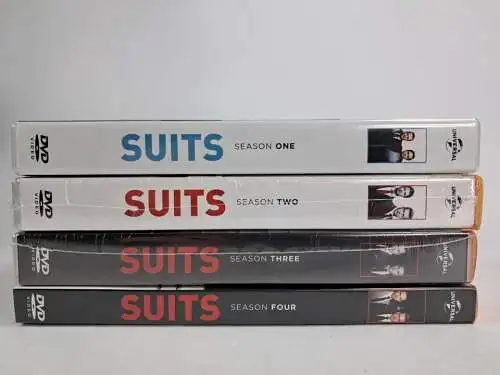 DVD: Suits. Staffel 1-4, Meghan Markle, Patrick J. Adams, Gabriel Macht, 4 Boxen