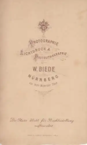 Fotografie W. Biede, Nürnberg - Portrait junge Dame in dunklem Kleid, Fotografie