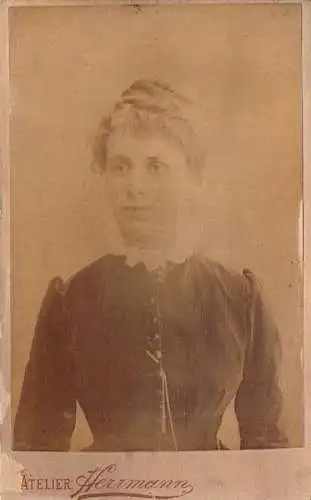 Fotografie Herrmann, Leipzig - Portrait Frau mit Taschenuhr, Fotografie