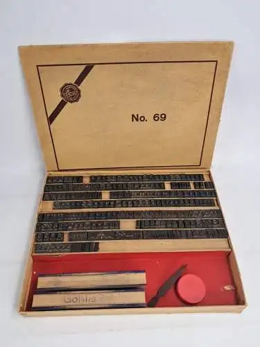 Stempelschrift Famos No. 69, Buchstaben, Pinzette und 2 Holzkörpern, Stempel