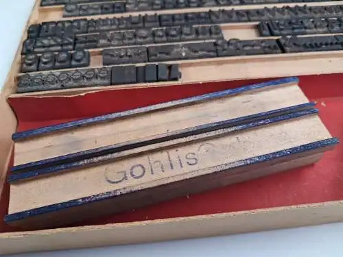 Stempelschrift Famos No. 69, Buchstaben, Pinzette und 2 Holzkörpern, Stempel