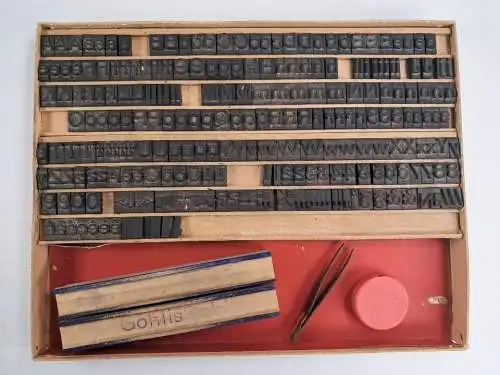 Stempelschrift Famos No. 69, Buchstaben, Pinzette und 2 Holzkörpern, Stempel