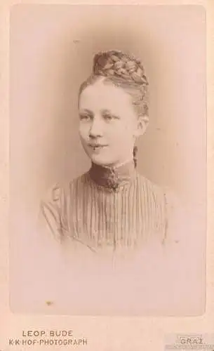 Fotografie Bude, Graz - Portrait Junges Fräulein mit Flechtfrisur... Fotografie