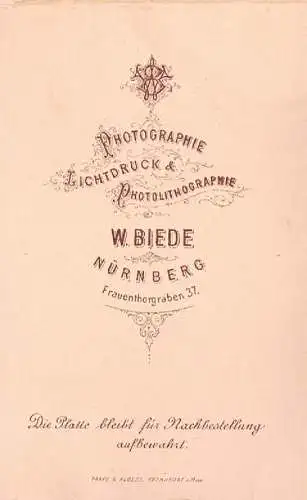 Fotografie W. Biede, Nürnberg - Portrait Kind auf Fell, Fotografie. Fotob 274904