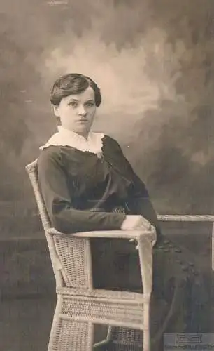 AK Streng blickende Dame, Postkarte. Fotokarte, ca. 1914, gebraucht, gut