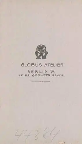 Fotografie Globus, Berlin - Portrait Junges Fräulein am Stuhl, Fotografie