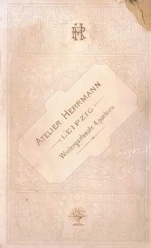 Fotografie Herrmann, Leipzig - Portrait Frau mit Taschenuhr, Fotografie