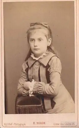 Fotografie Noack, Berlin - Portrait Junges Mächen. 1884, Fotografie. Fotobild