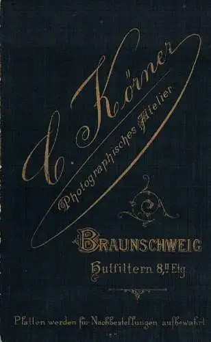 Fotografie Körner, Braunschweig - Portrait Kind mit Buch, Fotografie. Fotobild