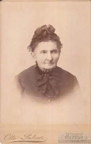 Portrait betagte Dame mit Kopfschmuck, Fotografie. Fotobild, Atelier Otto Putzar