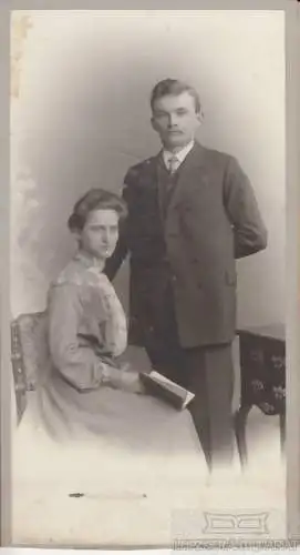 Fotografie Herzfeld, Dresden - Portrait Junges Paar mit Buch, Fotografie