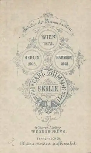 Portrait bürgerlicher Herr im Anzug mit Schnurrbart, Fotografie. Fotobild
