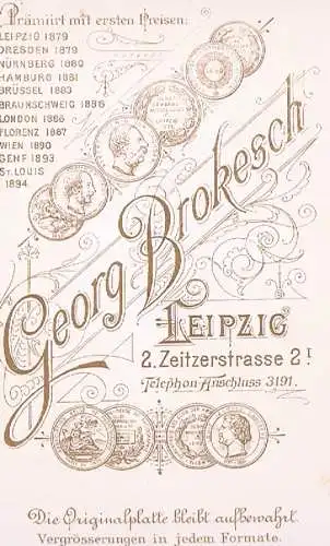 Fotografie Brokesch, Leipzig - Portrait Dame in weißem Kleid. 1895, Fotografie