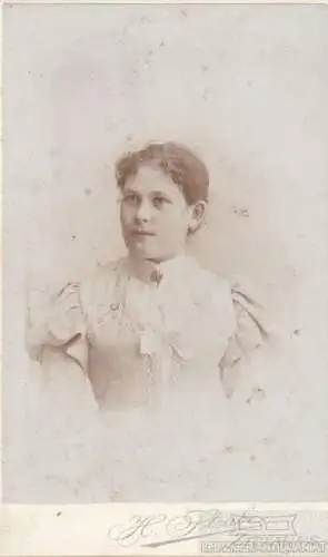 Fotografie H. Strube, Zittau - Portrait junges Fräulein in weißem... Fotografie
