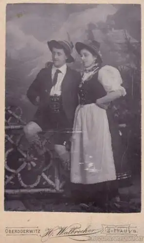 Fotografie H. Walbrecker, Zittau - Portrait junges Paar in Tracht, Fotogr 273085